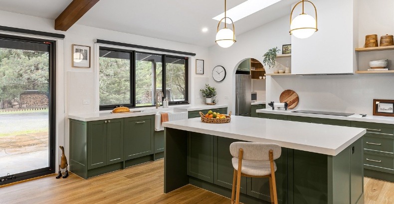 Compact maar compleet: dit is de ideale keuken voor je tweede huis