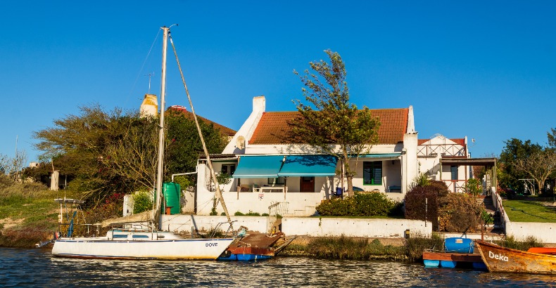 De onweerstaanbare charme van een vakantiehuis aan het water