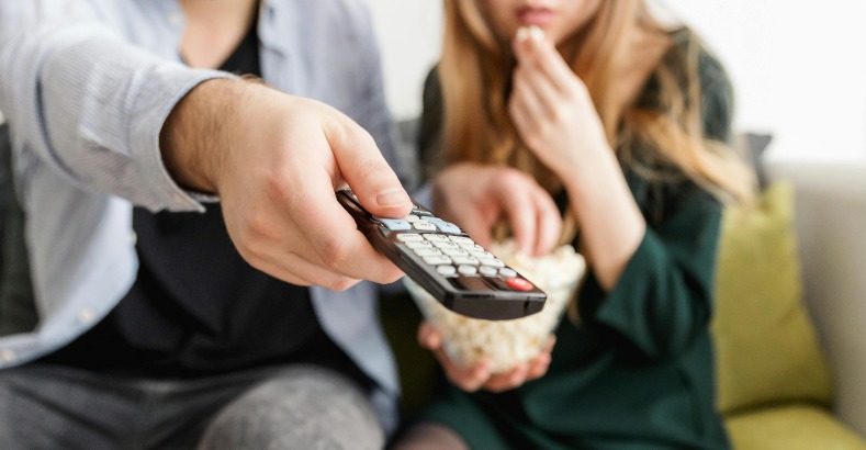 Maak van je recreatiewoning een stijlvolle filmplek met een maatwerk tv-wand