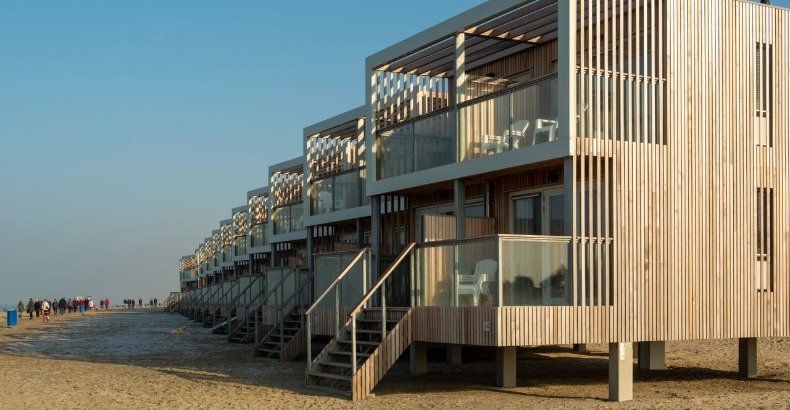 Raamfolies op maat voor je recreatiewoning: privacy, zonwering en rust als je er niet bent